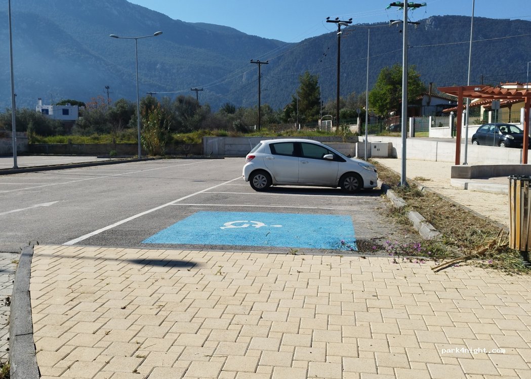 (203 00) LOUTRAKI PERACHORA - Agia Sotira Parking au centre du village — foto