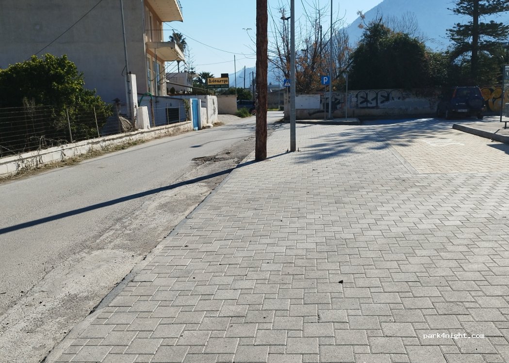 (203 00) LOUTRAKI PERACHORA - Agia Sotira Parking au centre du village — foto 2