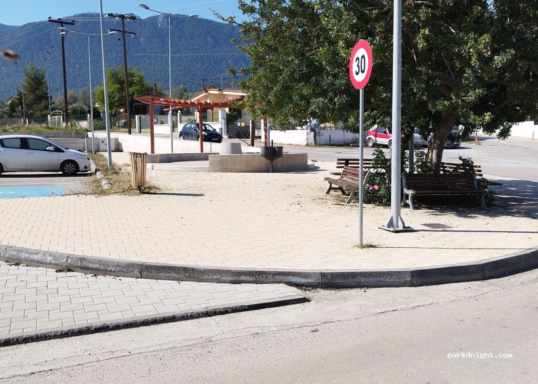 (203 00) LOUTRAKI PERACHORA - Agia Sotira Parking au centre du village — foto 3