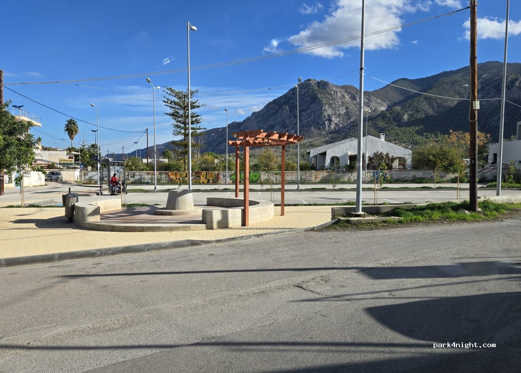 (203 00) LOUTRAKI PERACHORA - Agia Sotira Parking au centre du village — foto 4