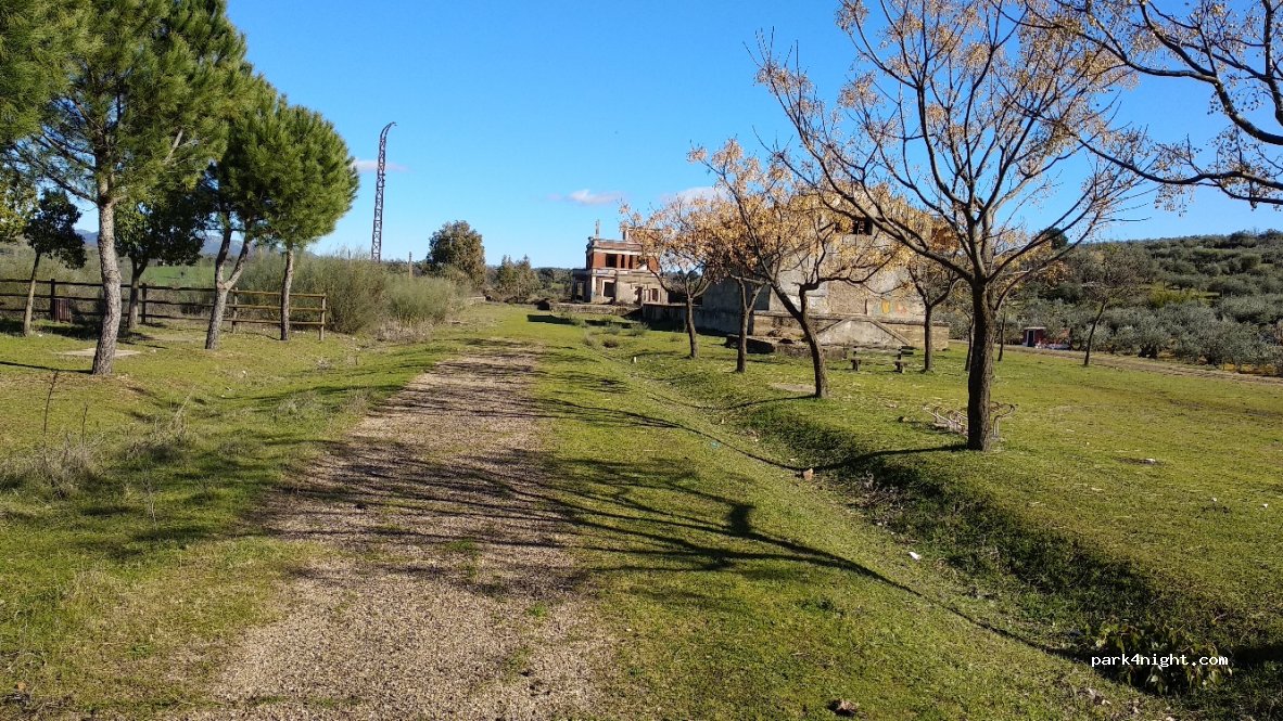 (10120) Logrosán - Avenida de la Constitución — foto 2