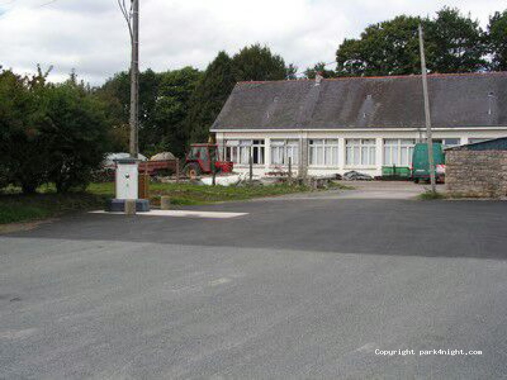 (22570) Saint-Gelven - Rue de l'école — foto 2