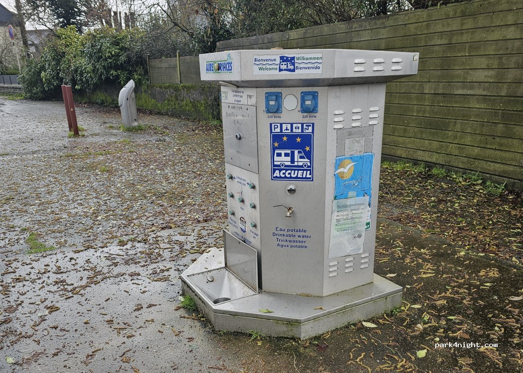 (56110) Gourin - 8 Place du Gén de Gaulle — foto 4