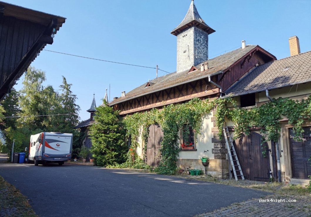 Wohnmobilstellplatz am Weinhaus Villa Gießen in Deidesheim — foto