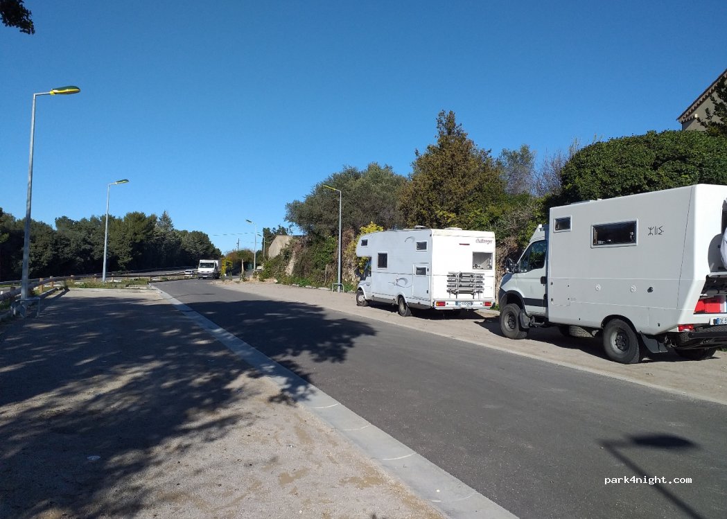 (13920) Saint-Mitre-les-Remparts - 2 Place de la Manare — foto