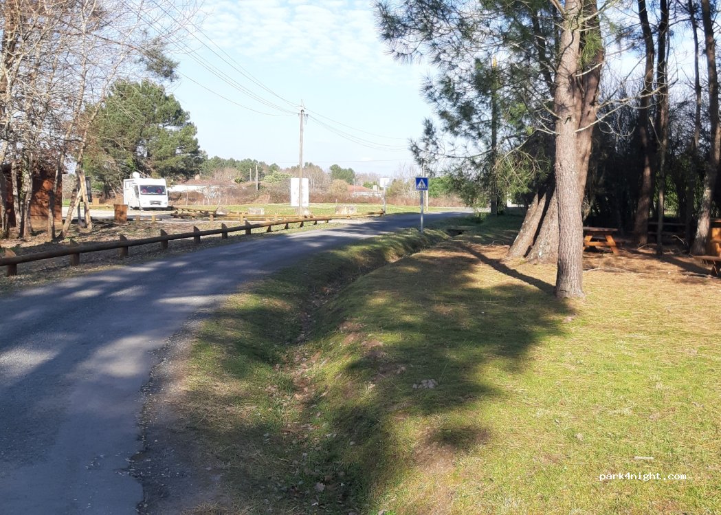 (17270) Le Fouilloux - Unnamed Road — foto