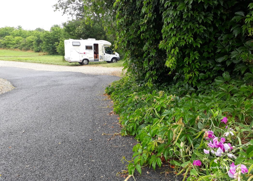 (01500) Château-Gaillard - Route de la Tour — foto