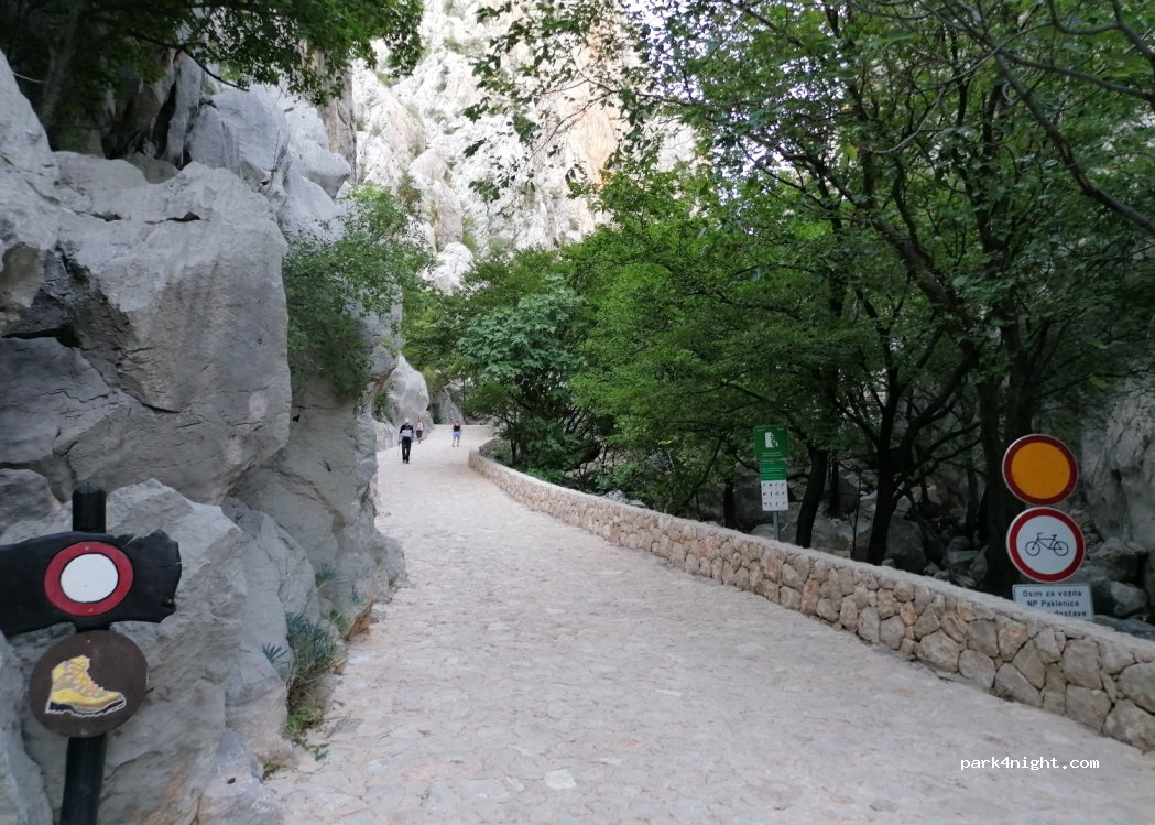 (23244) Starigrad - Paklenička ulica — foto