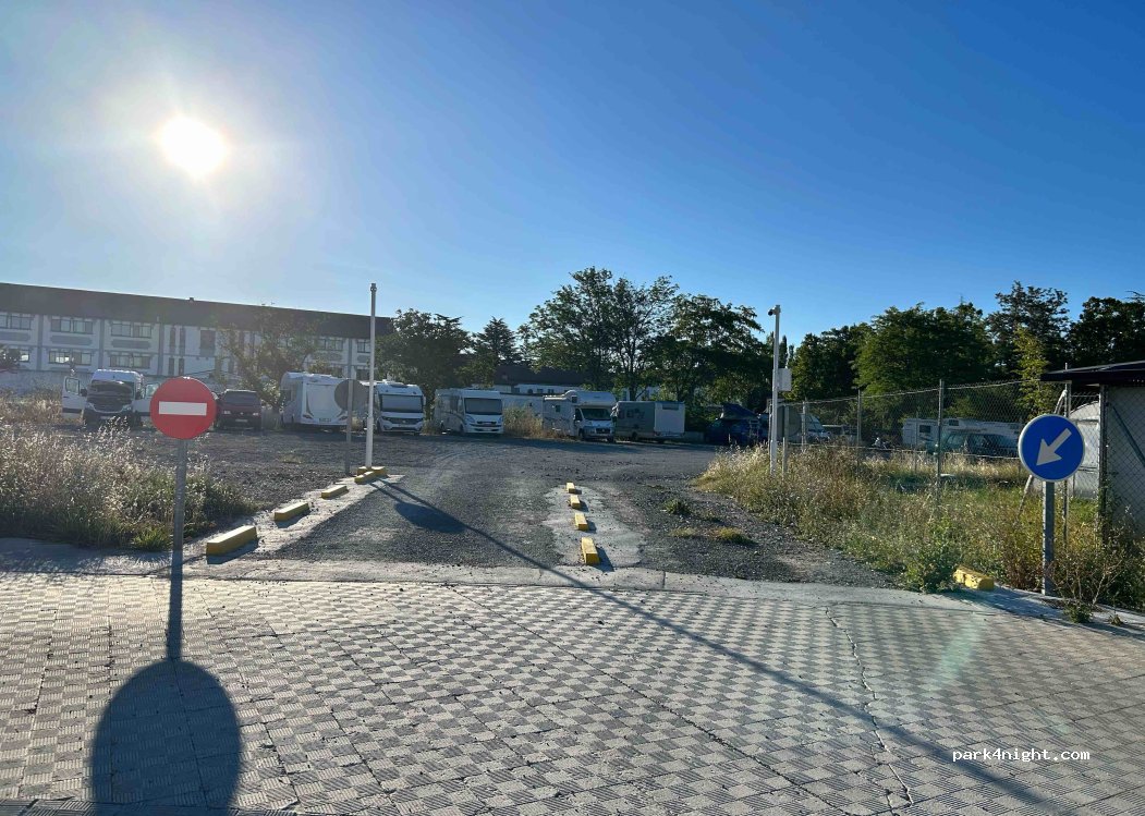 (22700) Jaca - Av. Ntra. Sra. de la Victoria — foto 2