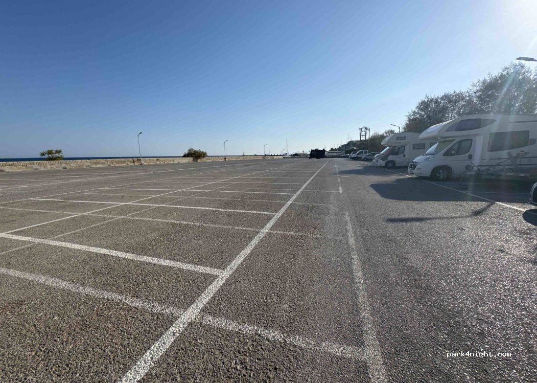 (185 33) Pireas - 1 Akti Koumoundourou — foto 5