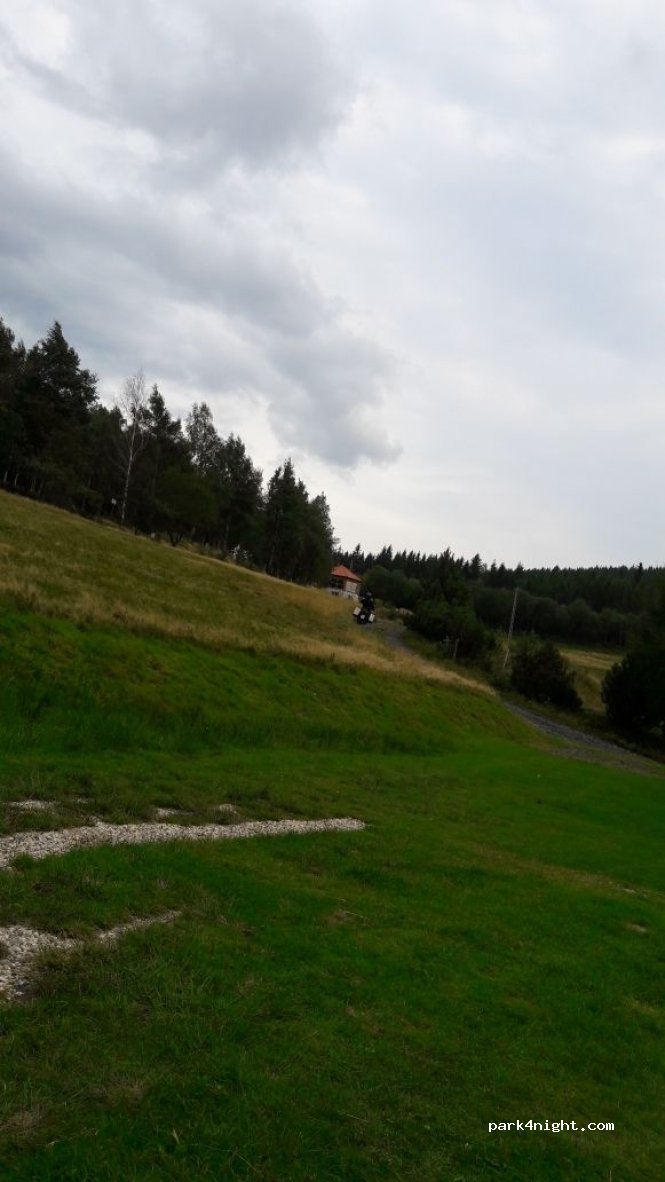 CAMPING POD OPALEŃCEM — foto