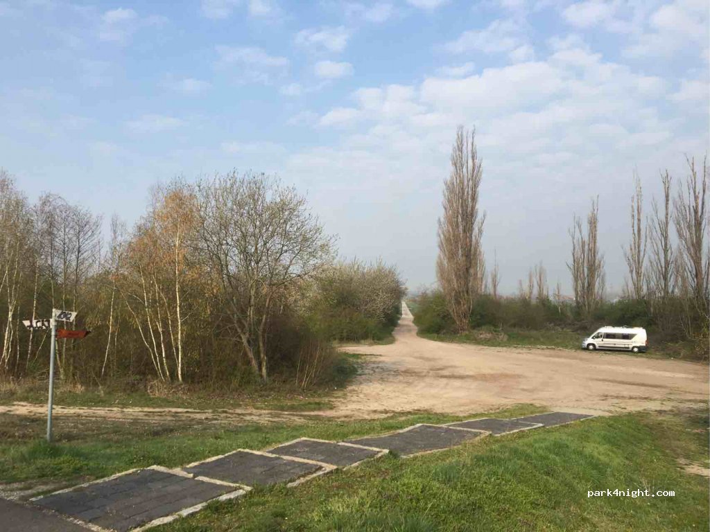 Parkplatz am Wasserwerk, Nähe Weinberg Mücheln — foto 2