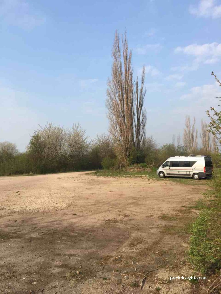 Parkplatz am Wasserwerk, Nähe Weinberg Mücheln — foto 3