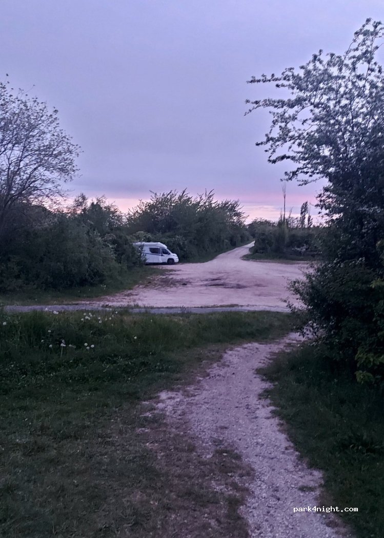 Parkplatz am Wasserwerk, Nähe Weinberg Mücheln — foto 4