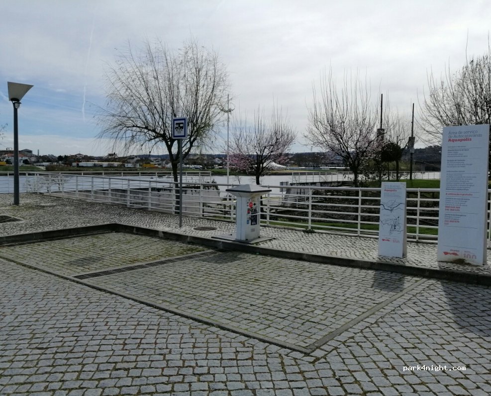 () Abrantes - Esplanada das Docas — foto