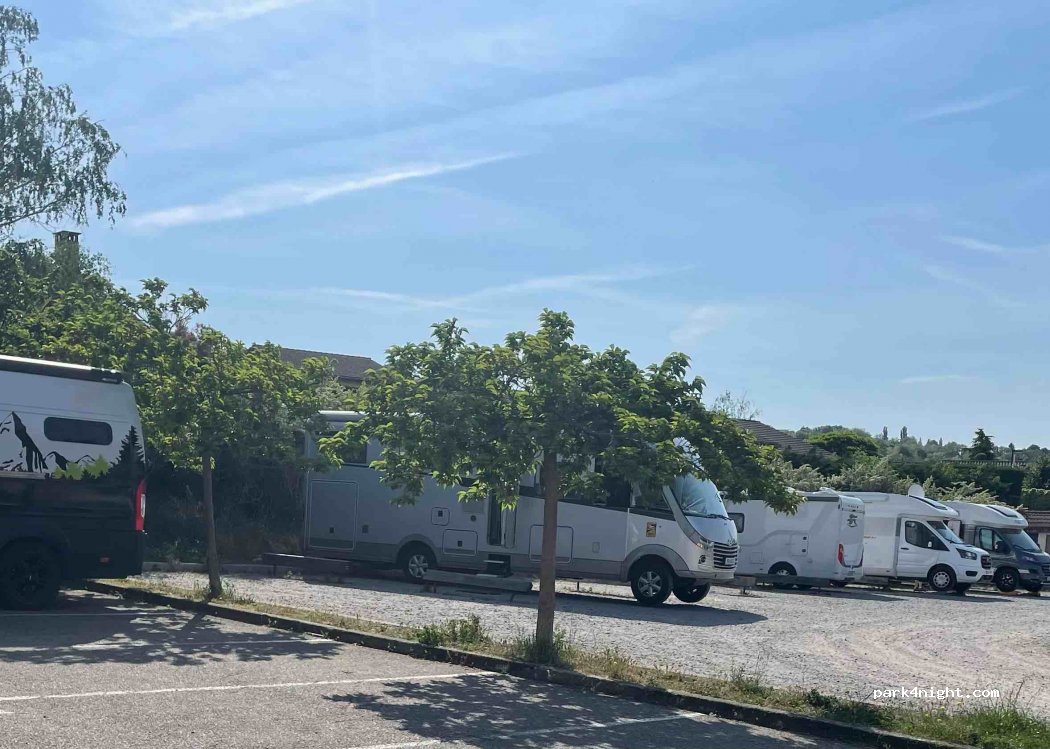 Aire camping-car Reventin-Vaugris — foto 3