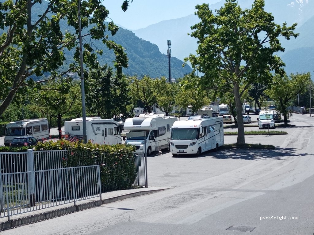 Area Sosta Camper Chiavenna — foto
