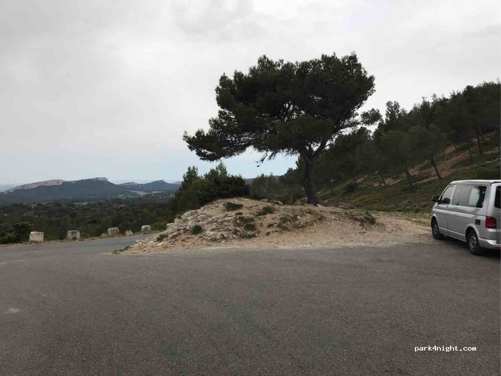 (13520) Les Baux-de-Provence - D27 — foto