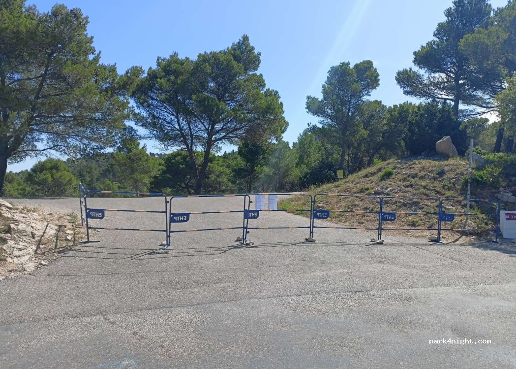 (13520) Les Baux-de-Provence - D27 — foto 2