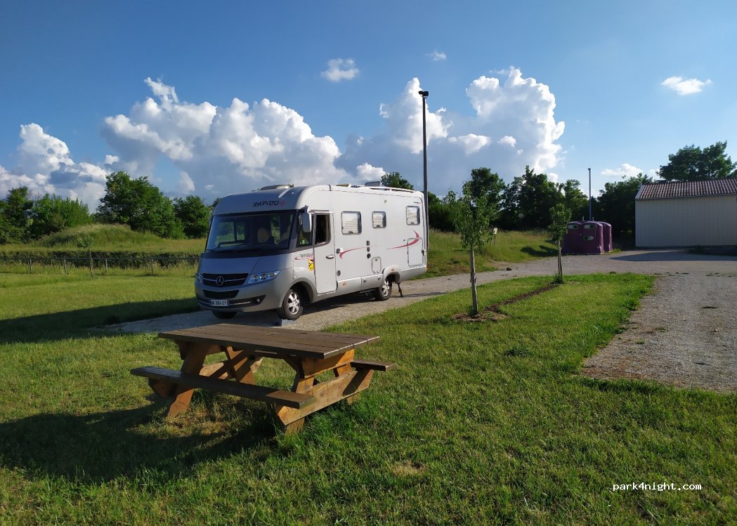 Aire de camping-cars Champignol-lez-Mondeville — foto