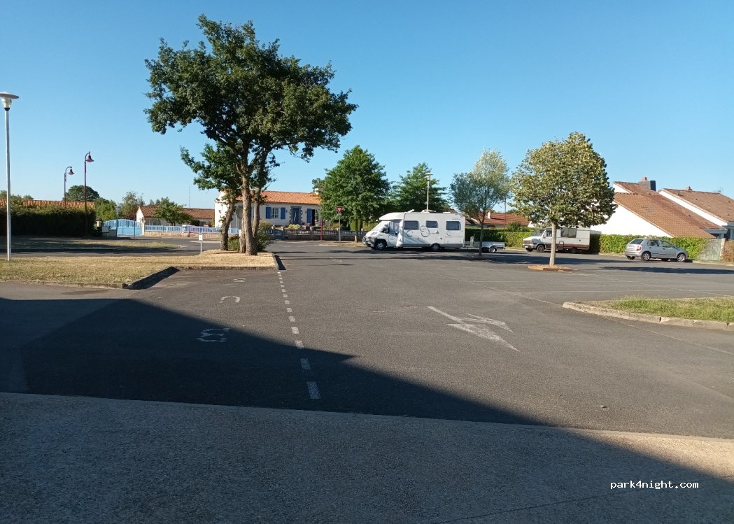 (79350) Chiché - Rue du Stade (Parking Football et Omnisport) — foto 2