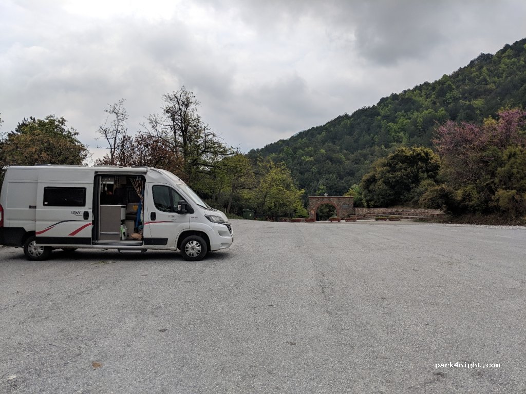 (601 00) Vrontou - Unnamed Road — foto