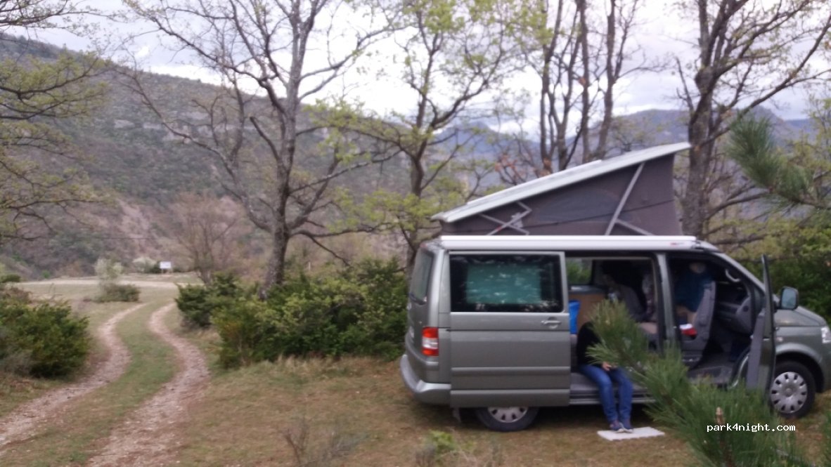(26510) Villeperdrix - D570 — foto