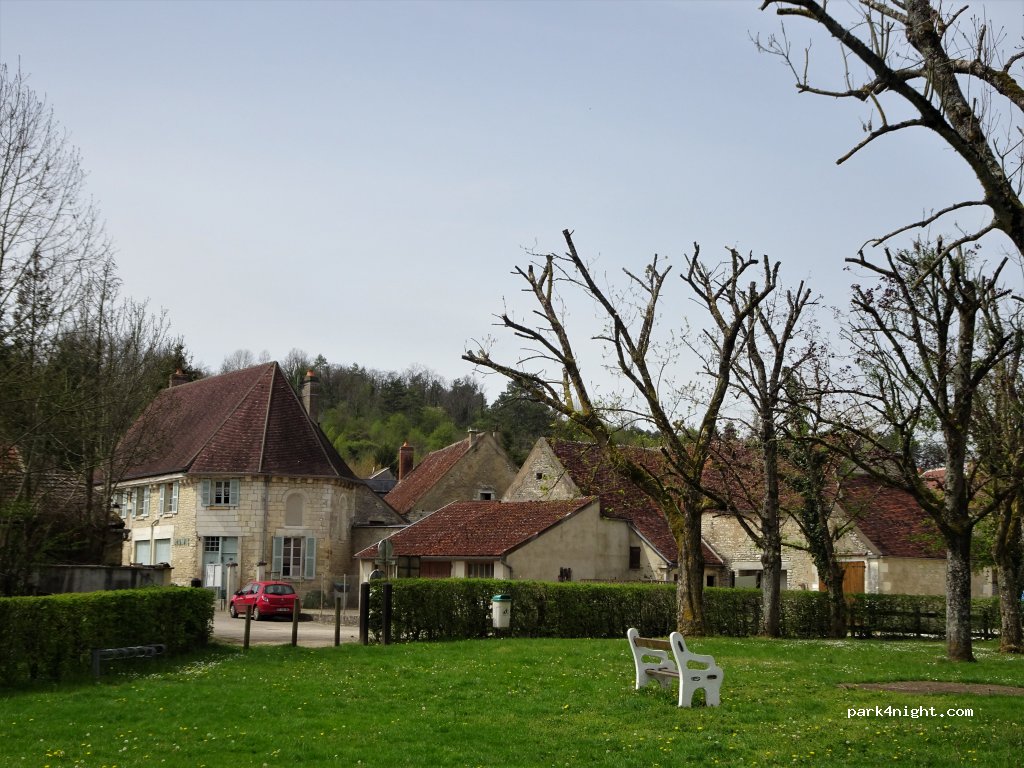 (89270) Bessy-sur-Cure - 4 Place de la Mairie — foto
