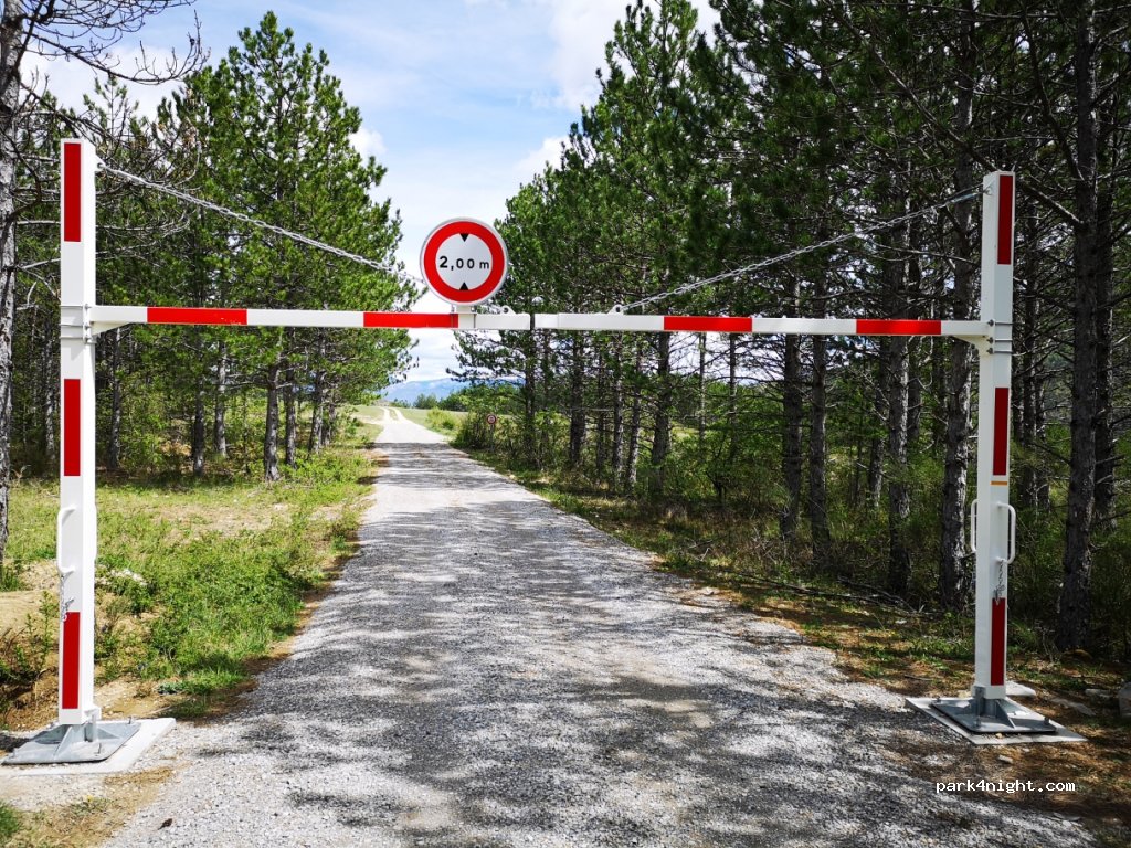 (05300) Châteauneuf-de-Chabre - Unnamed Road — foto