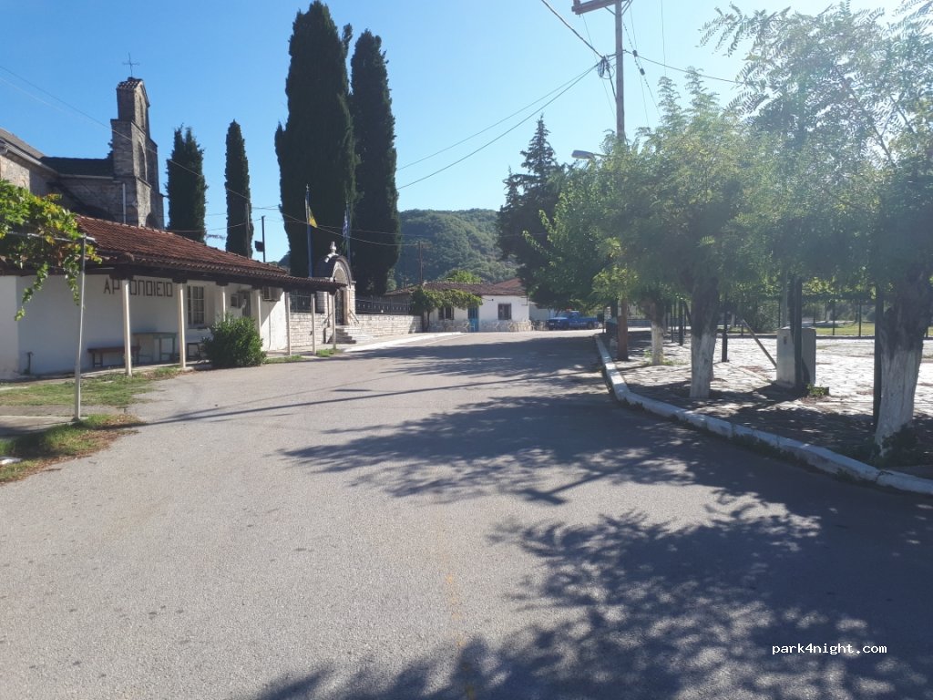 (440 02) Ktismata - Eparchiaki Odos Parapotamou-Delvinakiou — foto