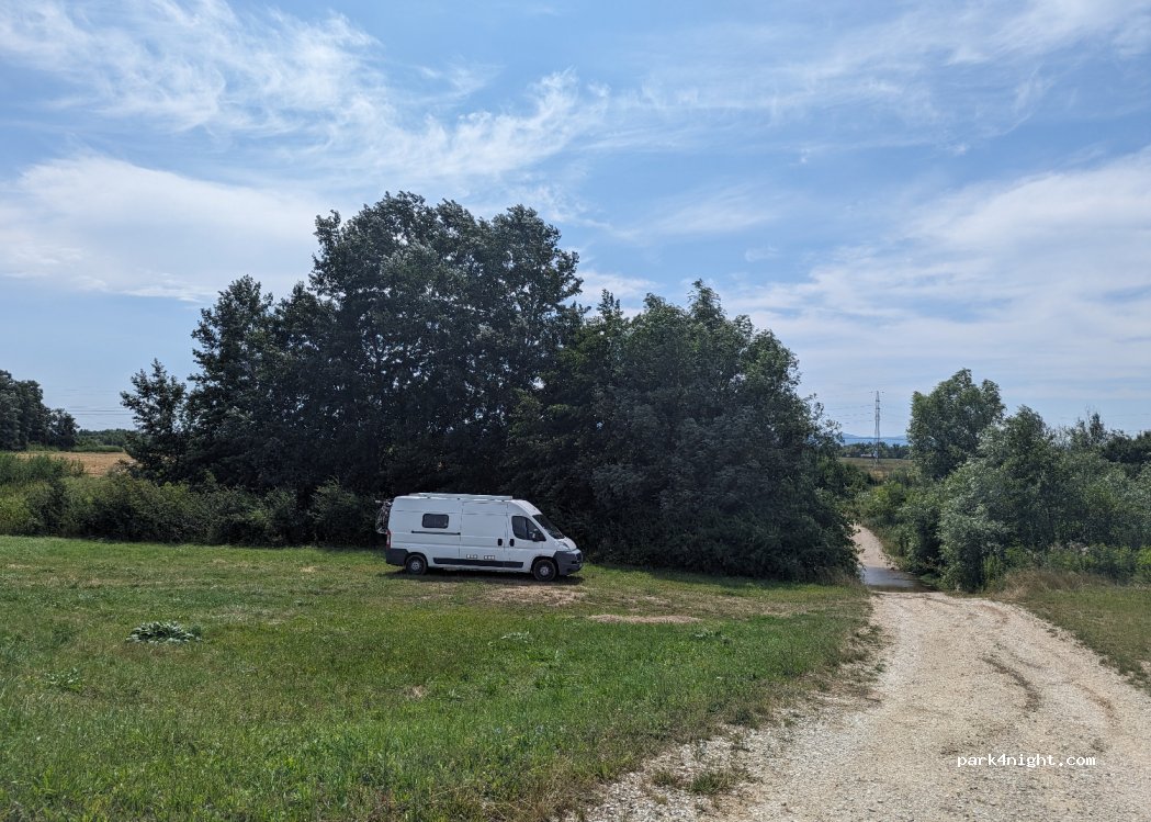 (3713) Arnót - Unnamed Road — foto