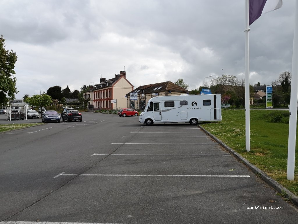 (14100) Lisieux - 124 Place Fournet — foto