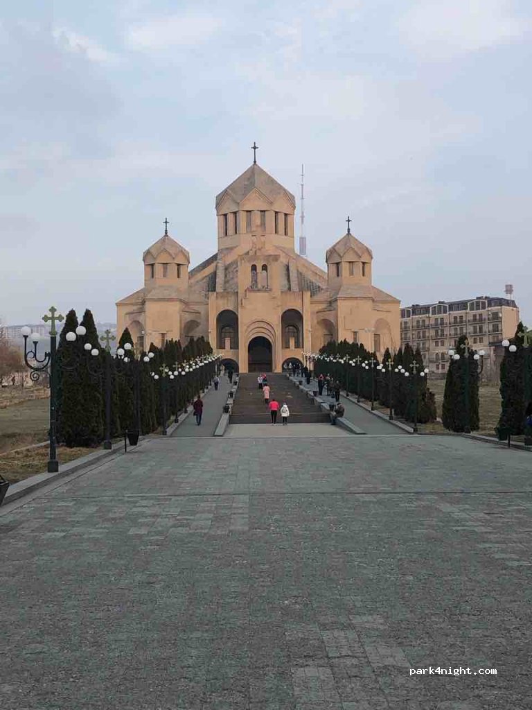 (0070) Yerevan - 11 Yervand Kochar Street — foto 2