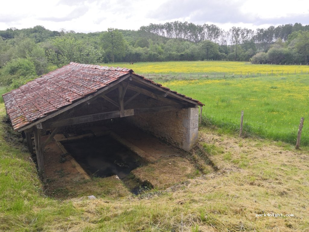 (16700) Nanteuil-en-Vallée - D187 — foto