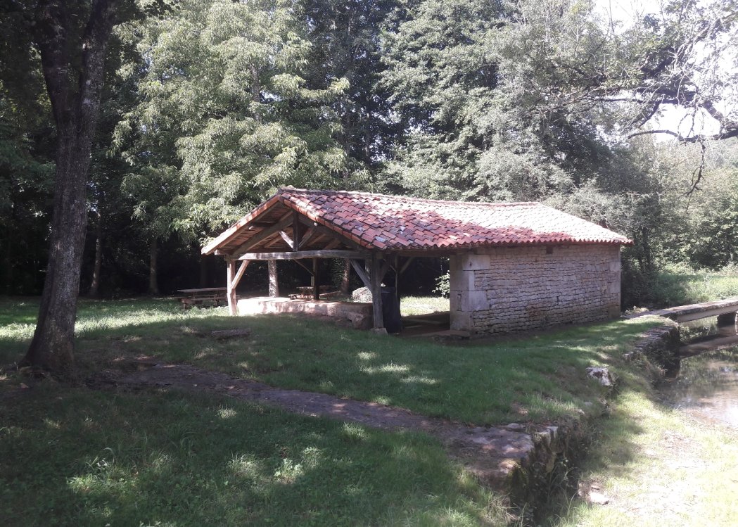 (16700) Nanteuil-en-Vallée - D187 — foto