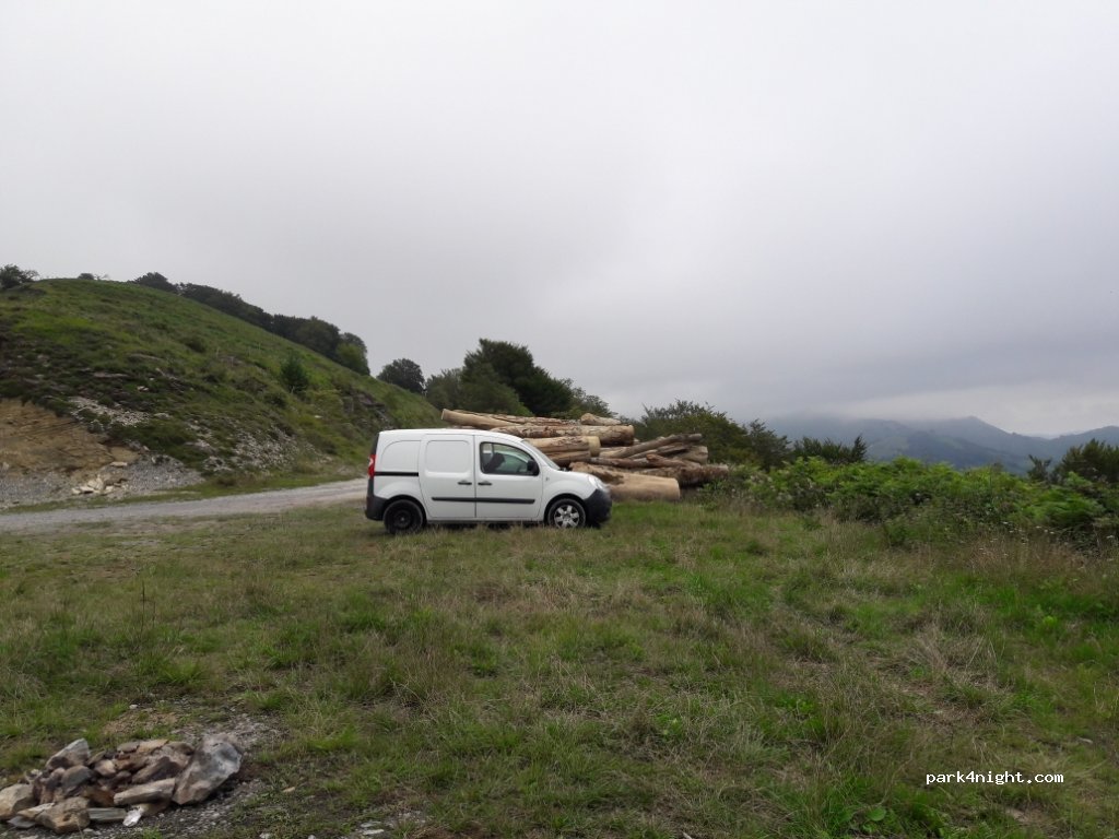 (64560) Larrau - Unnamed Road — foto