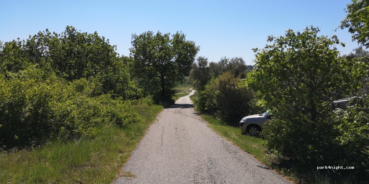 (84120) Beaumont-de-Pertuis - Unnamed Road — foto 3