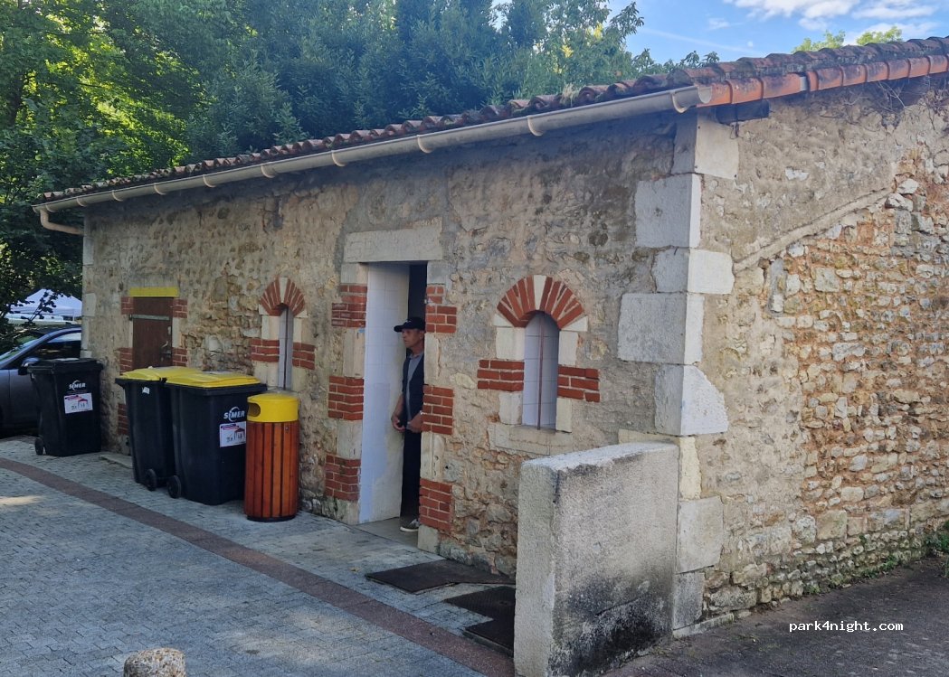 (86400) Civray - 5 Rue du Pont des Barres — foto 4
