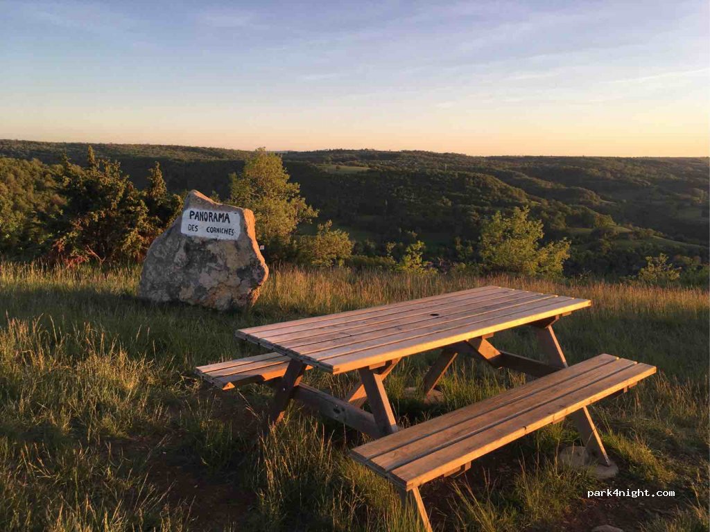 (12330) Salles-la-Source - La Roque Haute — foto