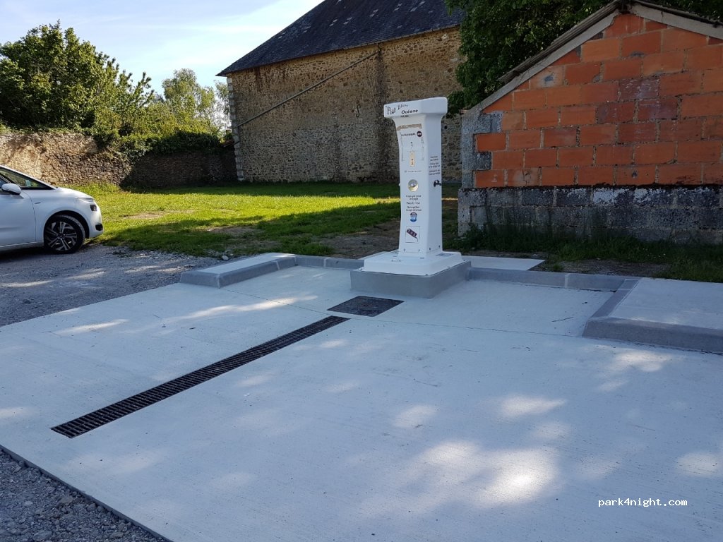 Aire de services camping-car Rochechouart — foto