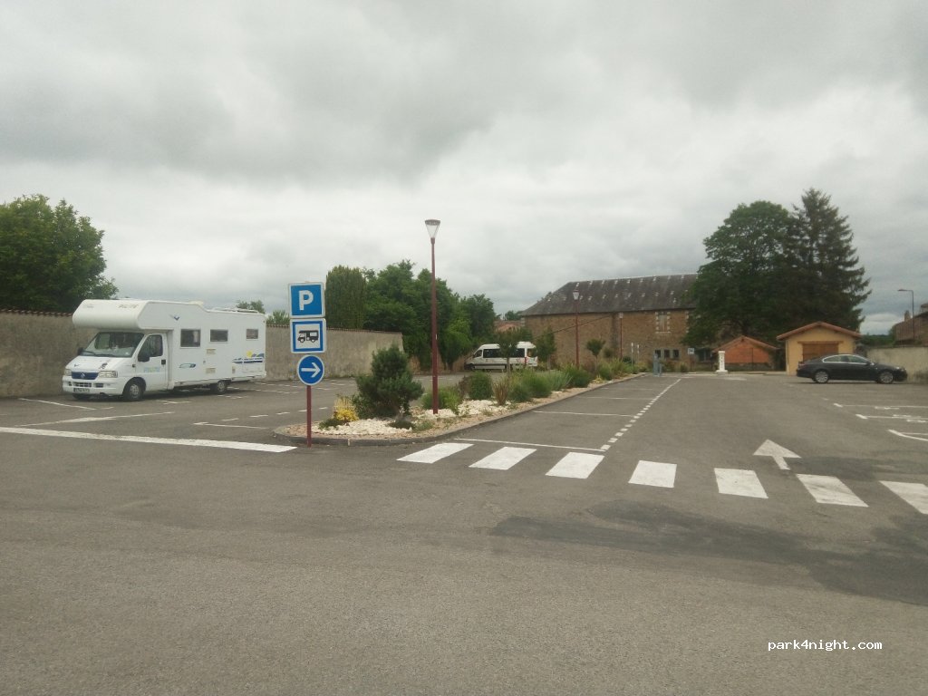Aire de services camping-car Rochechouart — foto 2