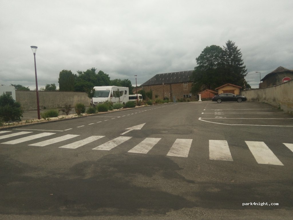 Aire de services camping-car Rochechouart — foto 3