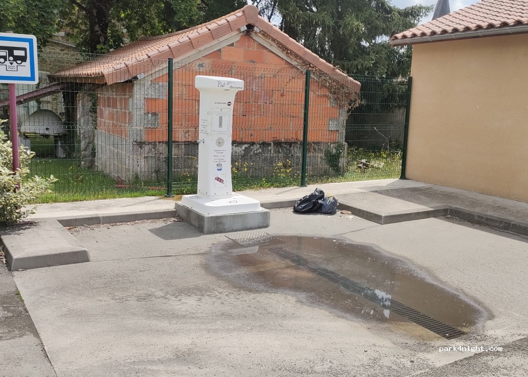 Aire de services camping-car Rochechouart — foto 4