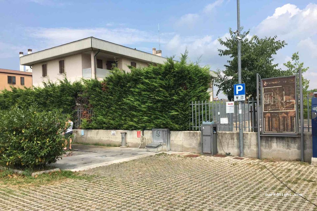 Area Sosta Camper Soave — foto