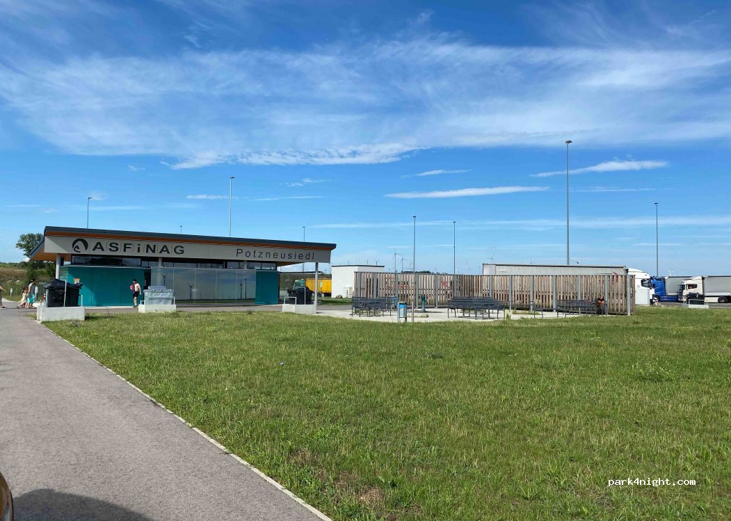 (2473) Potzneusiedl - Unnamed Road — foto