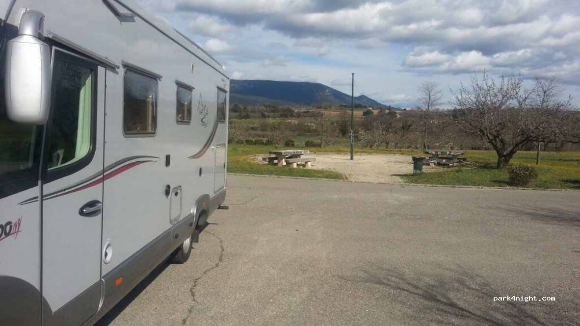 (84490) Saint-Saturnin-lès-Apt - D943 — foto