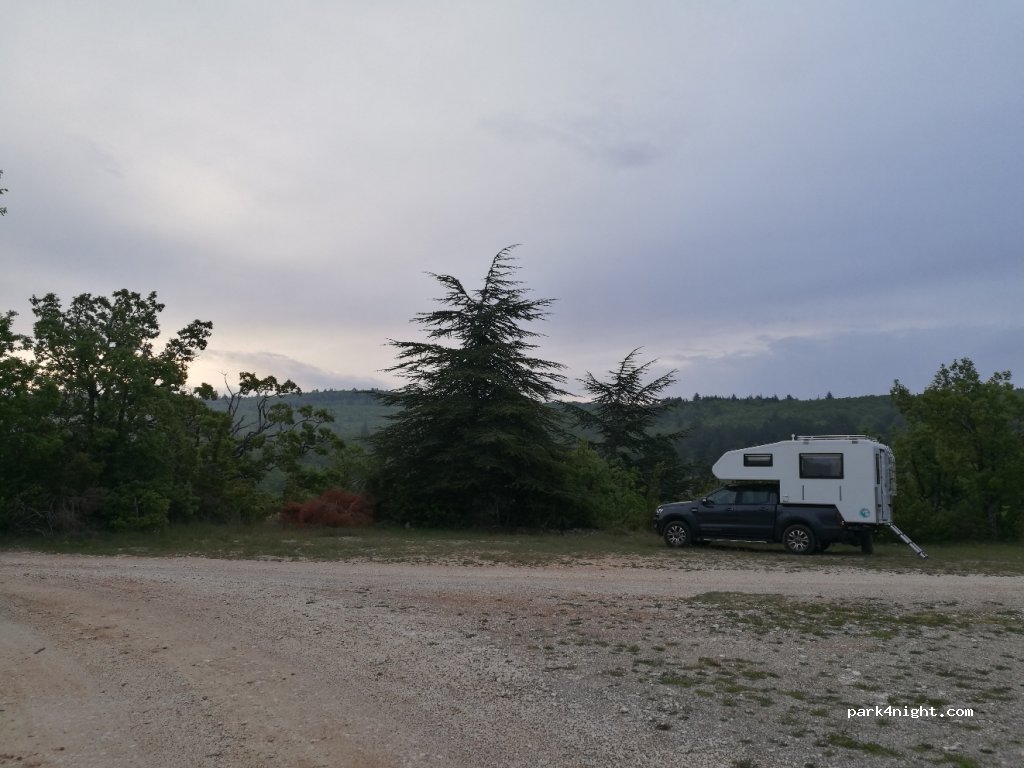 (84390) Monieux - D5 — foto
