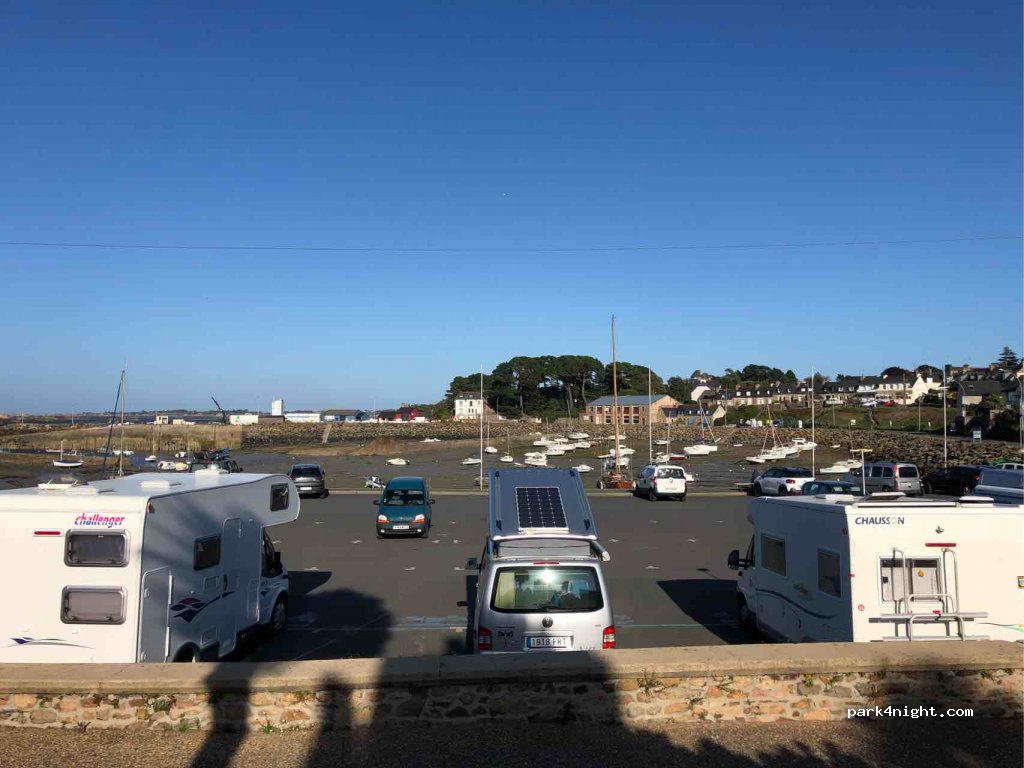 (22620) Loguivy de la mer - parking du port — foto