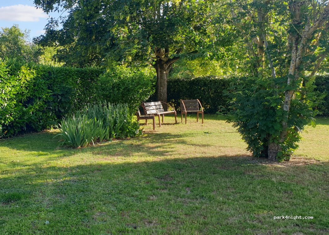 Aire de stationnement Aubigné-sur-Layon — foto 2