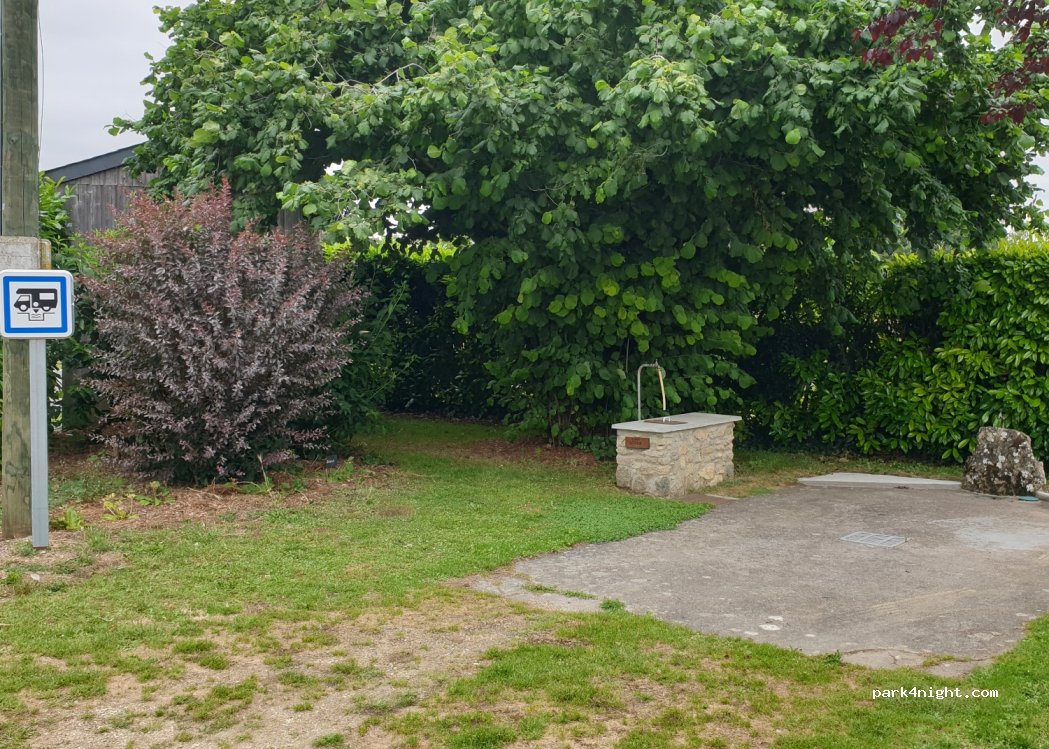 Aire de stationnement Aubigné-sur-Layon — foto 3